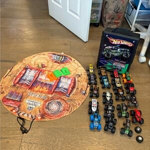 Mattel Monster Jam Lot of 18 Set with Case and play mat